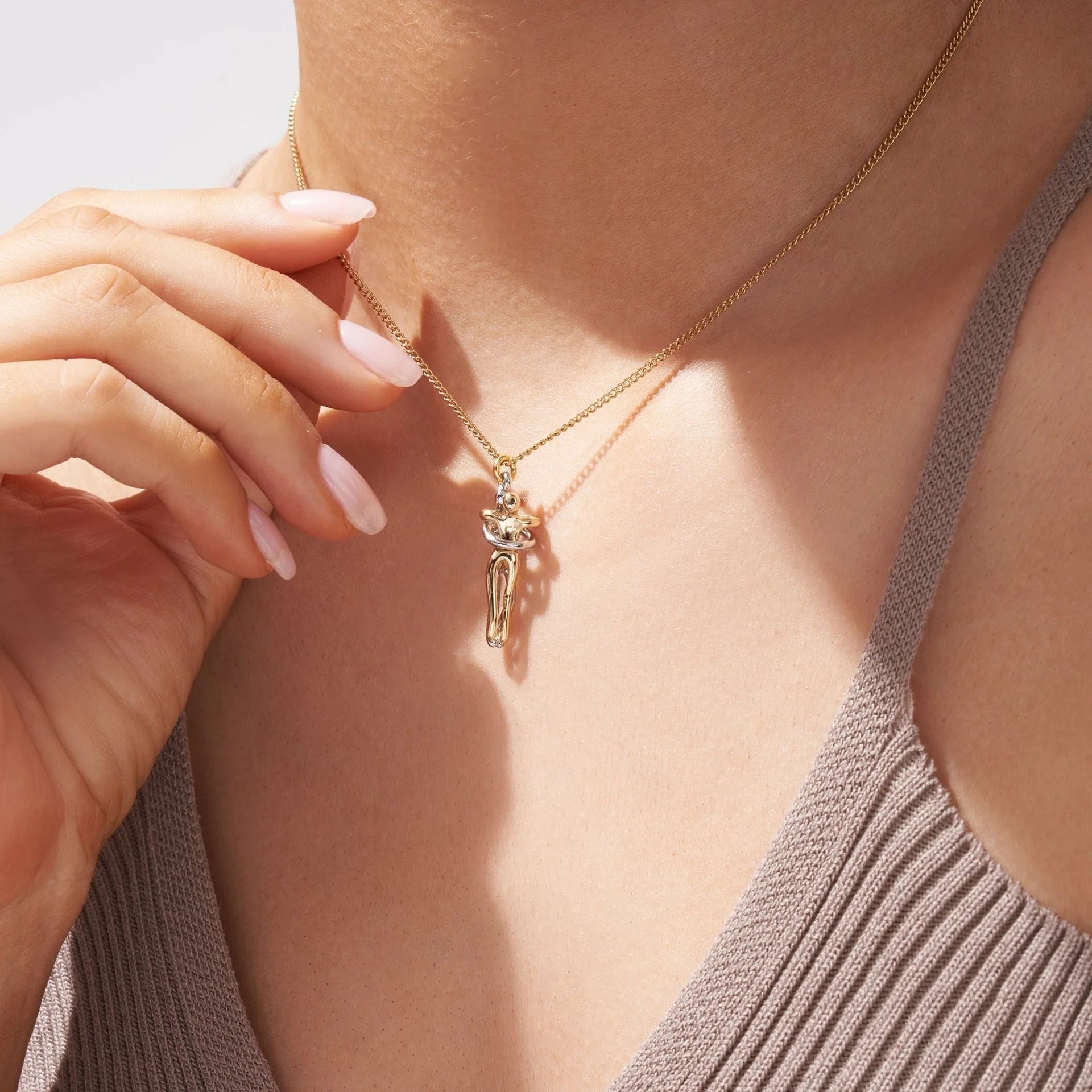 18k Gold Embrace Charm Necklace – Couple Chain Choker - PlumOnyx
